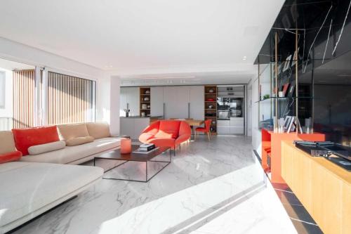 un salon avec un canapé et une table dans l'établissement Sumptuous terrace apartment - Cannes - Sea view, à Cannes