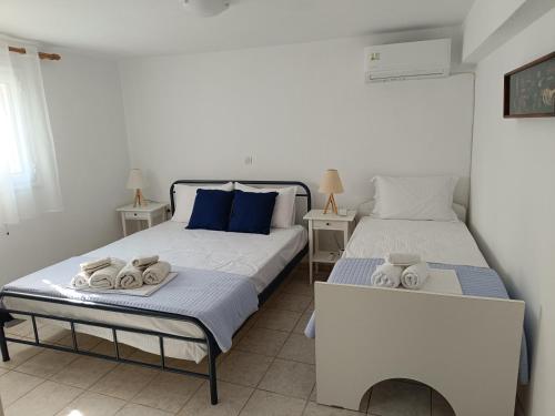 Ένα ή περισσότερα κρεβάτια σε δωμάτιο στο Oropos Relax View