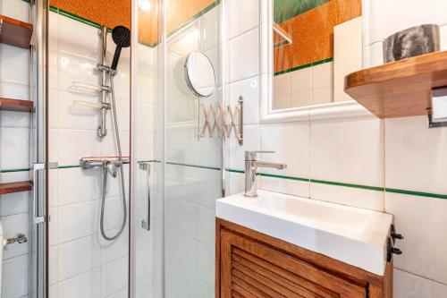 une salle de bain avec un lavabo et une douche dans l'établissement GuestReady - Beau Séjour au cœur de Paris, à Paris