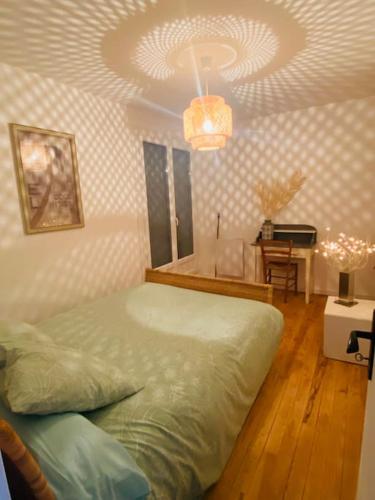 une chambre avec un lit dans une pièce avec un plafond dans l'établissement Maison cosy Montory près d'Iraty 6 personnes, à Montory