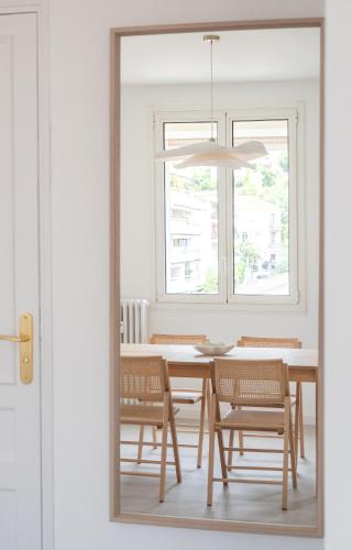 une salle à manger avec une table et des chaises et une fenêtre dans l'établissement Palais Notre Dame des Pins - Beach and Croisette, à Cannes
