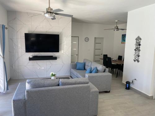 Una televisión o centro de entretenimiento en Level suites VIP