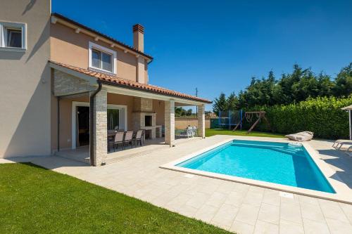 Wunderschöne Villa mit Pool, Trampolin, 5 Klimas