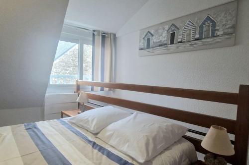 une chambre avec un lit et une fenêtre dans l'établissement Deux pièces centre historique, à Vannes