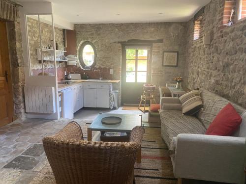 un salon avec un canapé et une table dans l'établissement Pierres de Loire, à Saint-Benoît-sur-Loire