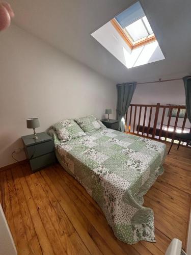 Giường trong phòng chung tại L'Appartement des Trois Six