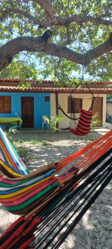 una hamaca colgando de un árbol delante de una casa en Chalé Renilton Turismo, en Santo Amaro