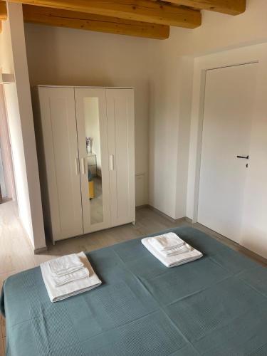 a bedroom with a bed with two towels on it at Villa Vinci in Recanati