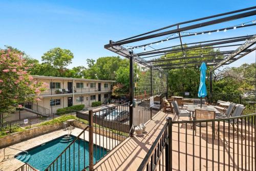 a balcony with a swimming pool and a building at SoCo-a-Go-Go in Austin