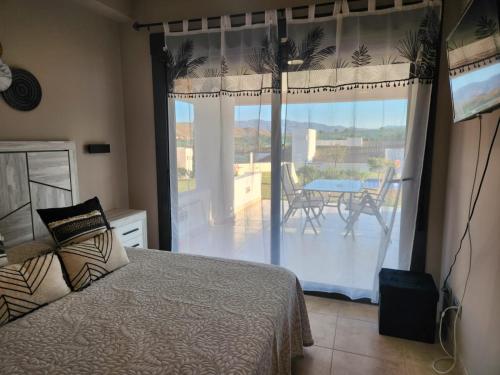 Ένα ή περισσότερα κρεβάτια σε δωμάτιο στο Bajo con vistas a la piscina en Valle del Este Golf