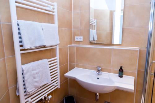 a bathroom with a sink and a mirror at Stern Hotel Hannover in Hannover
