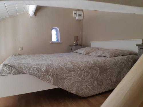 une chambre avec un lit et une fenêtre dans l'établissement Appartement en rez de villa, à Saint-Raphaël