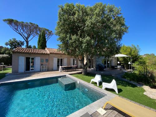 une villa avec piscine et une maison dans l'établissement Villa au grand chêne, à Saint-Raphaël