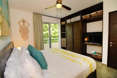 Katil atau katil-katil dalam bilik di Elegant 2BR Home in Sirenis with Pool BBQ Pkng close to the Beach