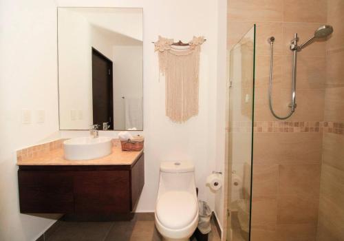 Bilik mandi di Elegant 2BR Home in Sirenis with Pool BBQ Pkng close to the Beach