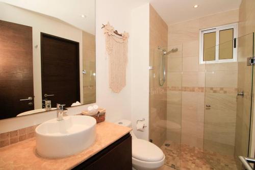 Bilik mandi di Elegant 2BR Home in Sirenis with Pool BBQ Pkng close to the Beach