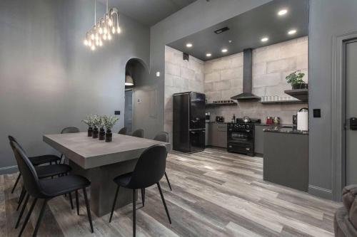 Una cocina y un comedor con mesa y sillas. en The Urban Bourbon. Sip and Savor, en Louisville