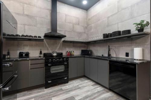 Una cocina o zona de cocina en The Urban Bourbon. Sip and Savor