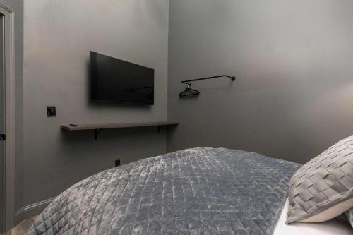 Una televisión o centro de entretenimiento en The Urban Bourbon. Sip and Savor