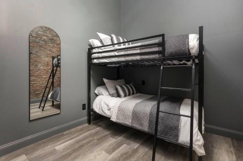 Cama o camas de una habitación en The Urban Bourbon. Sip and Savor