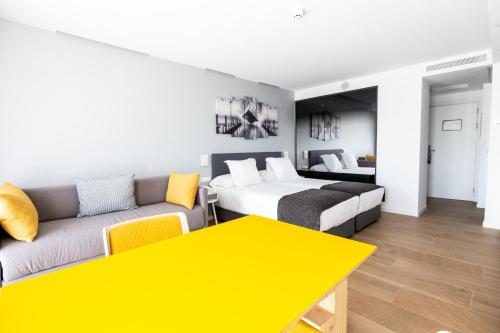 a living room with a couch and a bed at Sercotel Valencia Alameda 41 in Valencia