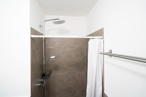 a shower in a bathroom with a shower curtain at Steife Brise Nr 2 in Neustadt in Holstein