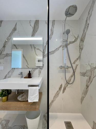 une salle de bain avec douche et lavabo dans l'établissement CADIAMARE, à Zonza