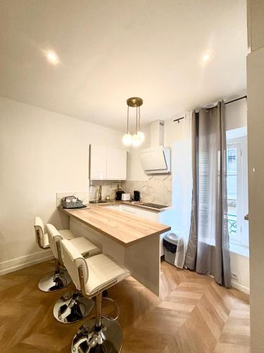 - une cuisine avec un comptoir et des chaises dans la chambre dans l'établissement Magnifique T2 port de Nice, à Nice