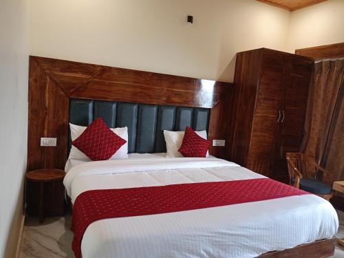 Postel nebo postele na pokoji v ubytování The Pine Of Golden Home Stay