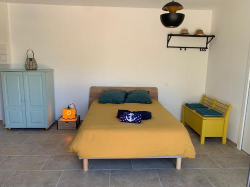 une chambre avec un lit, une table et une chaise dans l'établissement Studio la salicorne, à Sérignan