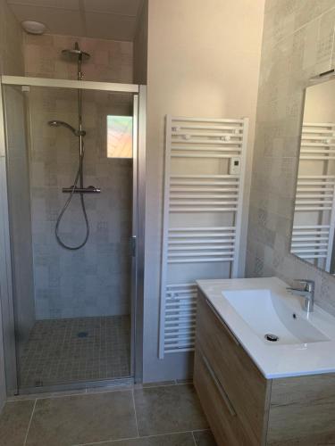 une salle de bain avec une douche et un lavabo et une douche dans l'établissement Studio la salicorne, à Sérignan