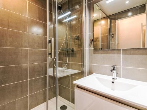 une salle de bain avec un lavabo et une douche dans l'établissement Apartment Les Olympiques - Tignes 1800-4 by Interhome, à Les Boisses