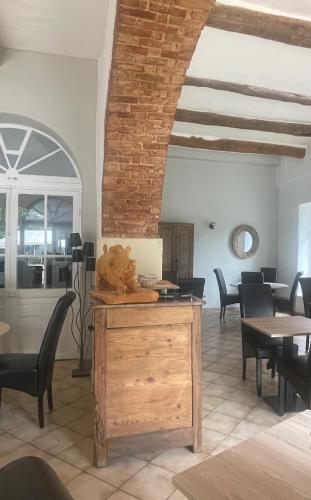 Χώρος καθιστικού στο Logis Hotel Restaurant Le Domaine de la Régalière