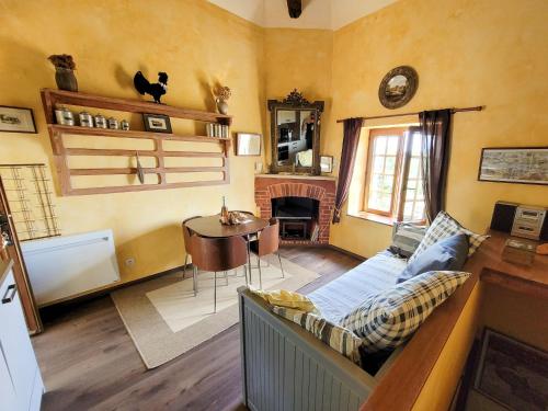 un salon avec un canapé et une table dans l'établissement Holiday Home Le Pigeonnier by Interhome, à Chissay-en-Touraine