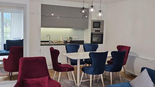 O bucătărie sau chicinetă la Orange Apartment