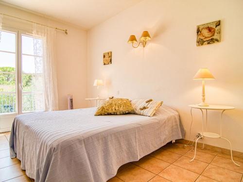 une chambre avec un lit et une fenêtre dans l'établissement Holiday Home L'Isula by Interhome, à Vidauban