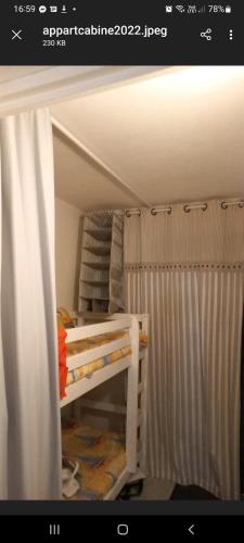 Cette chambre dispose de lits superposés. dans l'établissement T1 bis cabine vue mer et piscine occitanie, à Fleury