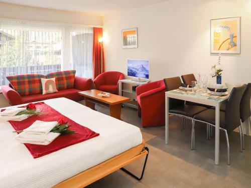 een hotelkamer met een bed en een woonkamer bij Apartment Matten - Utoring-9 by Interhome in Zermatt