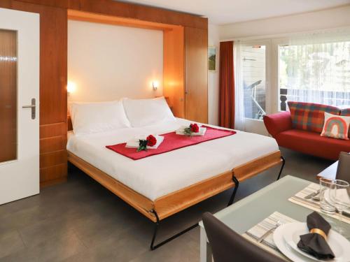 een hotelkamer met een bed met bloemen erop bij Apartment Matten - Utoring-9 by Interhome in Zermatt
