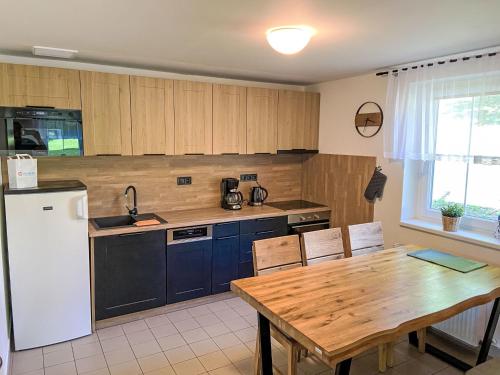 Kuchyň nebo kuchyňský kout v ubytování Holiday Home Holiday Hill 29 by Interhome