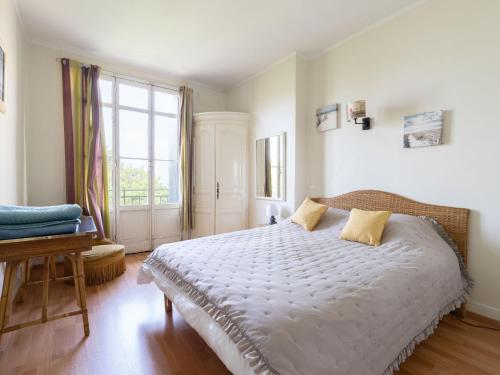 une chambre avec un grand lit et une fenêtre dans l'établissement Apartment Durandal by Interhome, à Arcachon