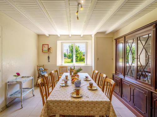 une salle à manger avec une table et des chaises et une fenêtre dans l'établissement Holiday Home Ty Jos by Interhome, à Crozon