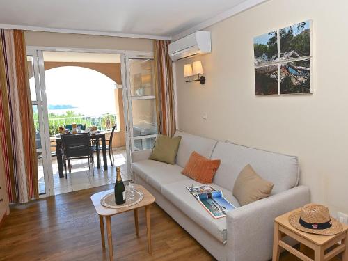 Χώρος καθιστικού στο Apartment Le Village - E1 208 by Interhome