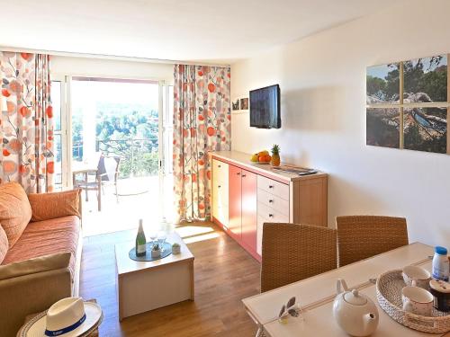 un salon avec un canapé et une table dans l'établissement Apartment L'Esquinade - FH205 by Interhome, à Agay