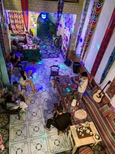 a group of people sitting on the floor in a room at 喀什故人归国际青年旅舍 Kashgar Returning Friends International Youth Hostel in Kashgar