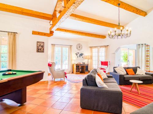 un salon avec une table de billard dans l'établissement Holiday Home Micocoulier by Interhome, à Bagnols-en-Forêt