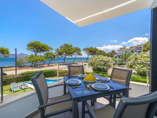 Una mesa y sillas en un balcón con vista al mar. en Apartment Oratge Beach Views by Interhome, en Puerto Pollensa