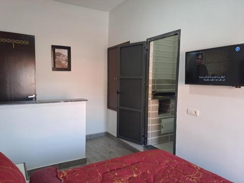Una televisión o centro de entretenimiento en Medina-in auberge