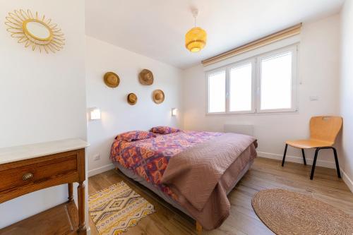 une chambre avec un lit, un bureau et une fenêtre dans l'établissement Les Amarres 6 pers Dunes et Mer Blériot plage, à Sangatte