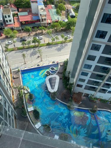 an overhead view of a swimming pool in a building at Căn hộ 2 ngủ nhìn ra núi Thiên Văn in Hai Phong